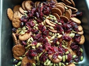 黑糖味饼干、蔓越莓、熟南瓜籽倒入烤盘
