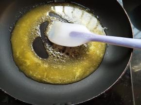 黄油放入平底锅，小火加热融化