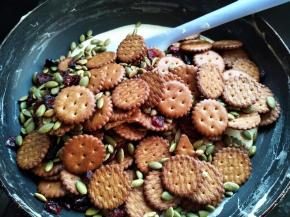 把饼干、蔓越莓和南瓜籽倒入锅里