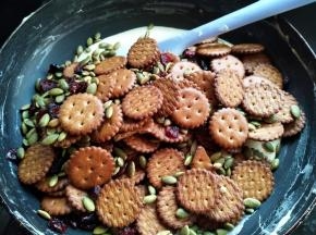 把饼干、蔓越莓和南瓜籽倒入锅里
