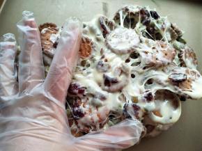 倒入不粘烤盘，带PVC手套操作