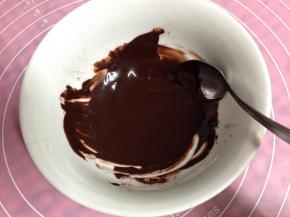 可可粉倒入热水用小勺搅匀至无颗粒