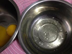 分离出蛋黄和蛋清（蛋清的盆里要无水无油）