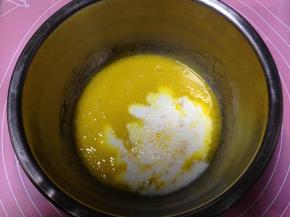 蛋黄里倒入牛奶、玉米油和15g的糖，用蛋抽打匀