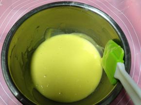 用刮刀翻拌至无颗粒顺滑备用