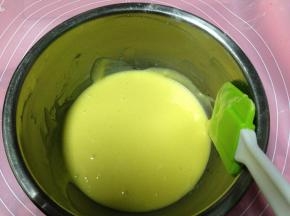 用刮刀翻拌至无颗粒顺滑备用