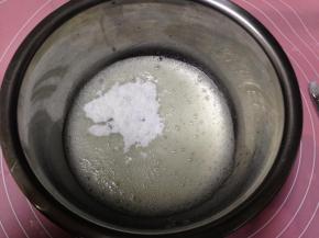 蛋白加入柠檬汁打至粗泡沫，第一次加入1/3的糖