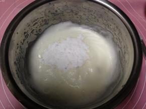 打至出現浓密的細泡，第二次加入1/3的糖