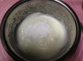 打至出現浓密的細泡，第二次加入1/3的糖