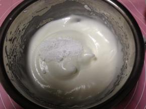 打至出現纹路，加入剩下的糖