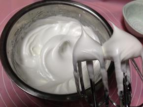 继续用电动打蛋器打至干性发泡（提起打蛋器能看见坚挺的小尖尖状