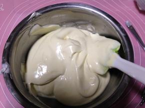 再倒回剩余的蛋白内翻拌均匀