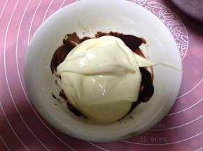 取一勺蛋糕糊放入可可糊内拌匀