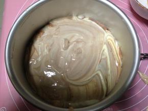 倒入模具内，震出大气泡