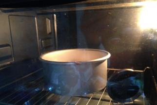 放入预热好的烤箱倒数第二层150度、烤50分钟