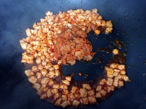 放入辣白菜翻炒均匀。