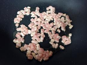 放入肉丁翻炒变色。