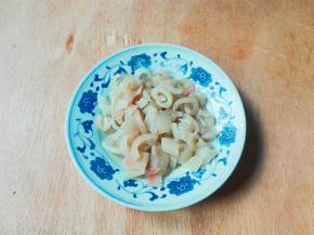 猪肉皮和冷水一起烧开，继续烧五分钟，，取出来用刀刮去油脂，切小块