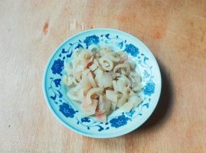 猪肉皮和冷水一起烧开，继续烧五分钟，，取出来用刀刮去油脂，切小块