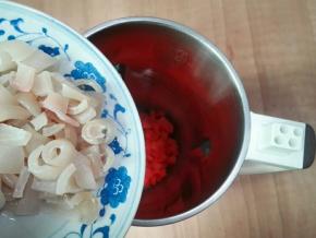 把胡萝卜丁和肉皮一起放豆浆机里面