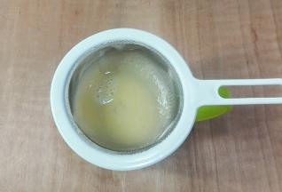 把肉皮糊过滤一下