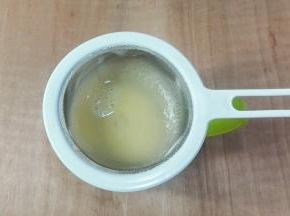 把肉皮糊过滤一下