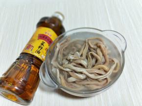 准备好食材。建议使用菜籽油，比较香。鹅肠买回来冷水泡2小时以上，中途换几次水。