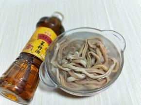 准备好食材。建议使用菜籽油，比较香。鹅肠买回来冷水泡2小时以上，中途换几次水。
