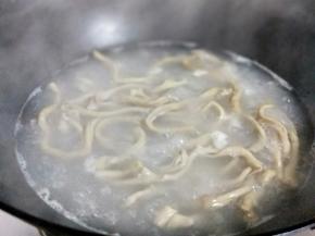 鹅肠焯水，冷水入锅，烧开后煮2分钟。