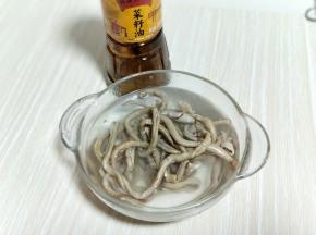 j焯水的鹅肠捞出过冷水，反复冲洗至干净。