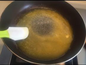 黄油在不粘锅里小火融化