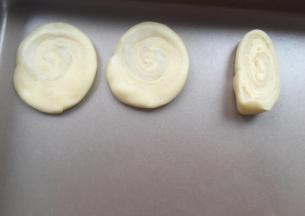 放烤盘上，压扁