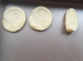 放烤盘上，压扁