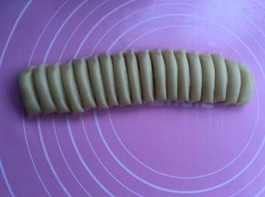 均匀切开，厚度0.6厘米