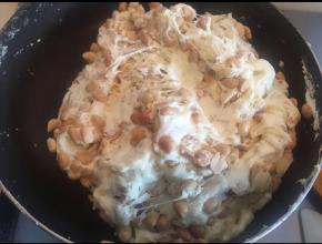 然后倒入熟花生拌匀