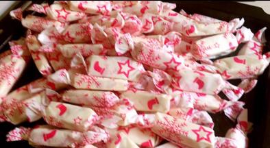 冷却后，包糖纸。