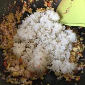 放入饭，加盐翻炒