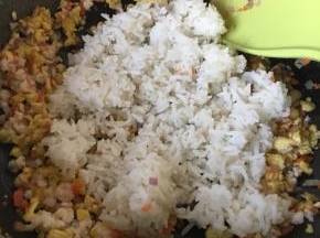 放入饭，加盐翻炒