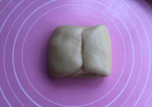 再左右往中线折，然后再对折（相当于要4折）