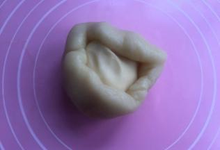 擀开油皮，包住油酥。收口