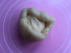 擀开油皮，包住油酥。收口