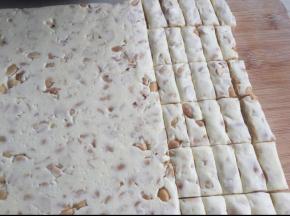 翻过来到板上，趁没完全硬化切块