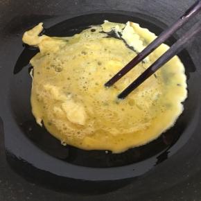 热锅冷油中放入蛋液，大火用筷子快速搅拌