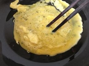 热锅冷油中放入蛋液，大火用筷子快速搅拌