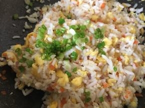 加葱关火，靠余温翻炒均匀出锅