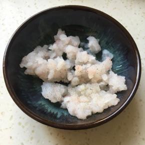 磷虾虾仁放黄酒和胡椒粉腌制一会