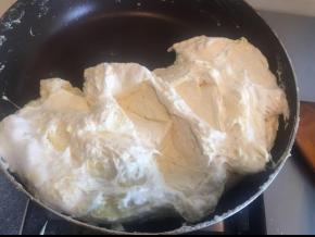 待棉花糖完全融化后，加入奶粉翻炒至融合