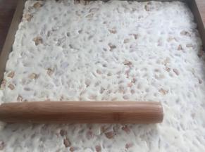 放不沾烤盘上用擀面杖擀平