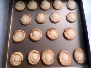 烤箱预热上下火180度，烤20-25分钟