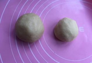 油皮、油酥材料分别揉成团（揉2分钟）。然后静置20分钟